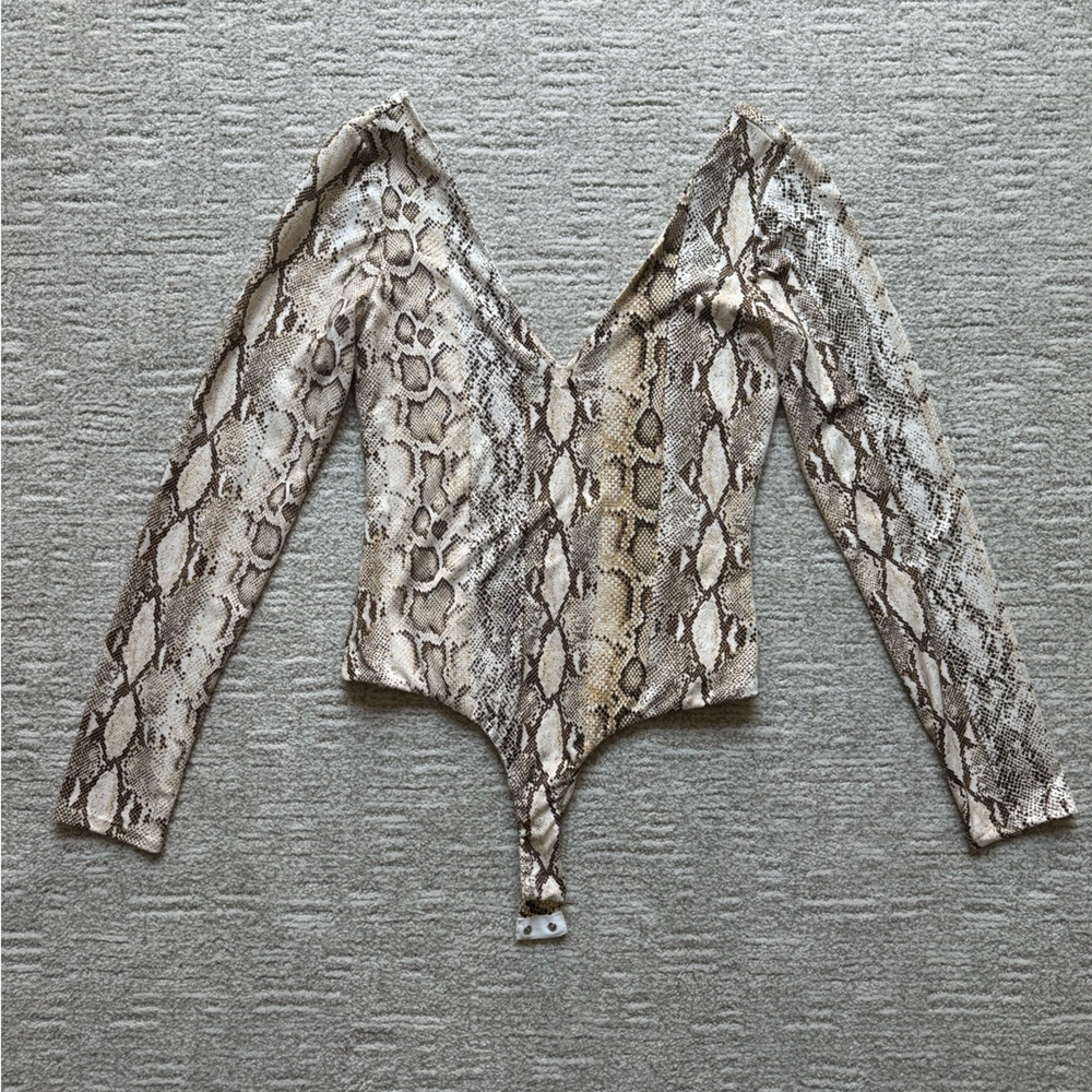 Lulus Fierce Desires Beige Snake Print Long Sleeve Bodysuit size M